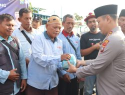 Kapolresta Tanjungpinang Beserta Jajaran Bagi Takjil Di Pelabuhan Sri Bintan Pura