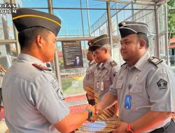 Setingkat Lebih Tinggi, Karutan Batam Pimpin Apel Pagi Sekaligus Penyematan Kenaikan Pangkat Pegawai