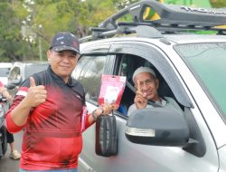 Sambut HUT RI Ke-80, Sekretariat DPRD Kepri Bagikan Berdera Merah Putih Ke Pengendara
