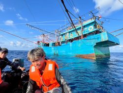 KRI Kapitan Pattimura-371 Dan KRI Wiranto- 379 Berhasil Evakuasi Korban Kapal Terbakar Di Natuna Utara