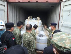 Pangkoarmada I Tinjau BB Penggagalan Minerba Ilegal Di Batam