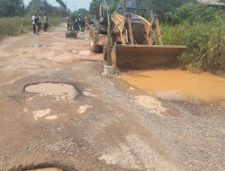 Puluhan Tahun Jalan Rusak Tak Ditanggapi,Warga Gunung Kijang Turun ke Jalan Sampaikan Protes