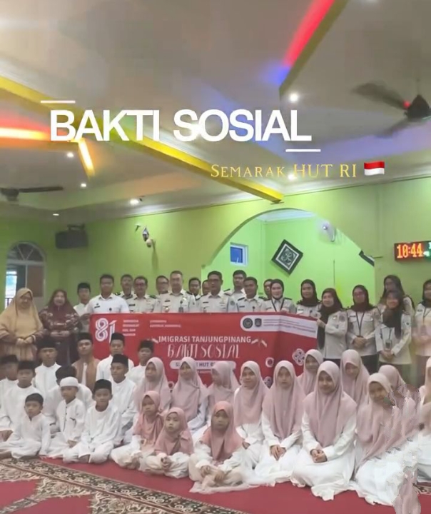 Staf kantor Imigrasi Kelas I Tanjungpinang saat bersama anak Panti asuhan Ummi Al-Fitrah kota Tanjungpinang