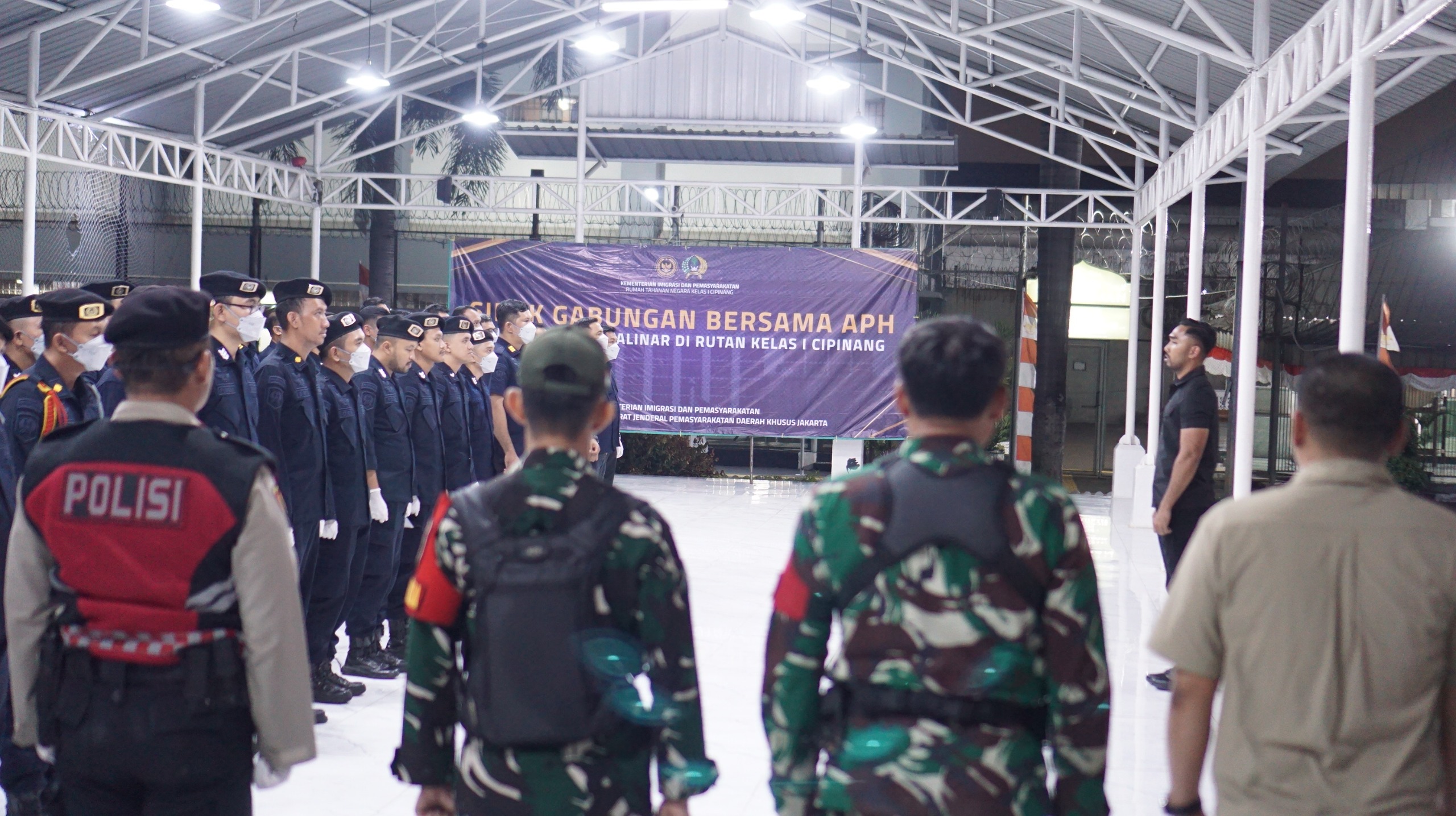 Petugas Rutan Cipinang bersama APH sedang melakukan Persiapan Infeksi Di Blok Hunian